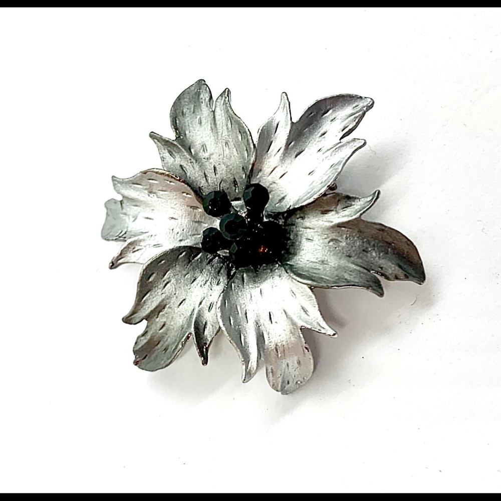 Silver brooch with black Rhinestone middle